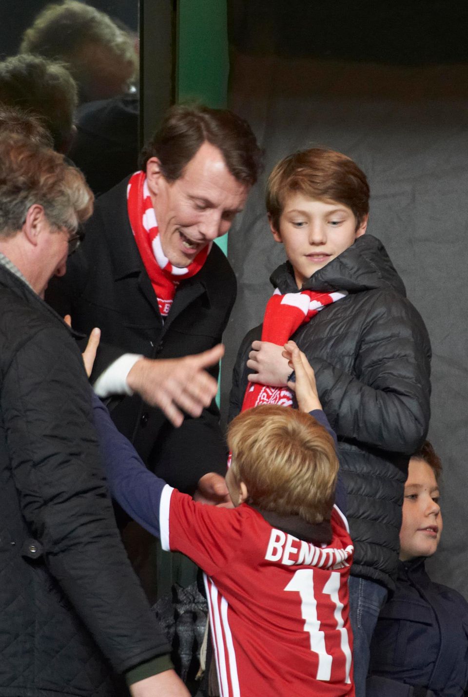 17. November 2015 Prinz Joachim und Prinz Felix schauen sich das Fußballländerspiel Dänemark gegen Schweden in Kopenhagen an. 17. November 2015 Prinz Joachim und Prinz Felix schauen sich das Fußballländerspiel Dänemark gegen Schweden in Kopenhagen an.
