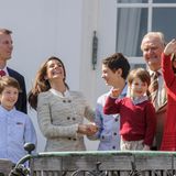 16. April 2014  Königin Margrethe feiert ihren 74. Geburstag und hat ihre Söhne und Enkelkinder um sich versammelt. Auf die Terrasse von Schloss Marselisborg kommen auch Prinz Joachim und Ehefrau Marie mit ihren drei Jungs (v.l.) Prinz Henrik, Prinz Felix und Prinz Nicolai. Nur Töchterchen Athena fehlt. Dafür winkt Prinzessin Isabella, die Tochter von Prinz Frederik und Ehefrau Mary umso doller.