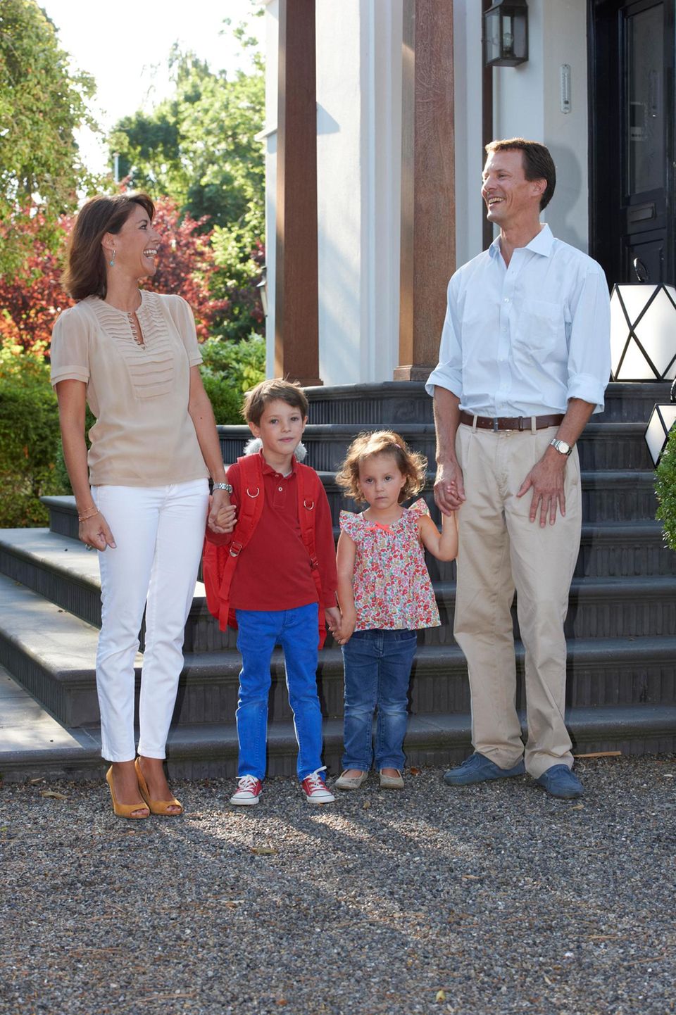 14. August 2015 Heute ist sein großer Tag - Prinz Henrik von Dänemark wird eingeschult. Begleitet wird er dabei natürlich von seinen Eltern Prinzessin Marie und Prinz Joachim. Auch seine Schwester Prinzessin Athena ist mit dabei. 14. August 2015 Heute ist sein großer Tag - Prinz Henrik von Dänemark wird eingeschult. Begleitet wird er dabei natürlich von seinen Eltern Prinzessin Marie und Prinz Joachim. Auch seine Schwester Prinzessin Athena ist mit dabei.