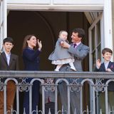 16. April 2013  Anlässlich des 73. Geburtstages von Königin Margrethe zeigen sich Prinzessin Marie und Prinz Joachim mit ihren Kindern Prinz Nikolai, Prinz Henrik, Prinzessin Athena und Prinz Felix auf dem Balkon von Schloss Amalienborg in Kopenhagen.