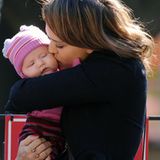 25. Oktober 2011: Kuscheleinheiten kommen bei Jessica Alba und Töchterchen Haven nicht zu kurz.