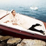 Nadège Gallas fühlt sich am Genfersee sichtlich wohl. Sie trägt ein puderfarbenes Seidenkleid mit Kapuze und Schal, von Emanuel