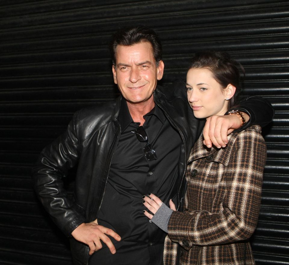 2013  Charlie Sheen zeigt sich bei einem Konzert in Irland mit neuer Freundin. Georgia Jones ist 22 Jahre jünger als der Schauspieler und - wie passend - Porno-Darstellerin.