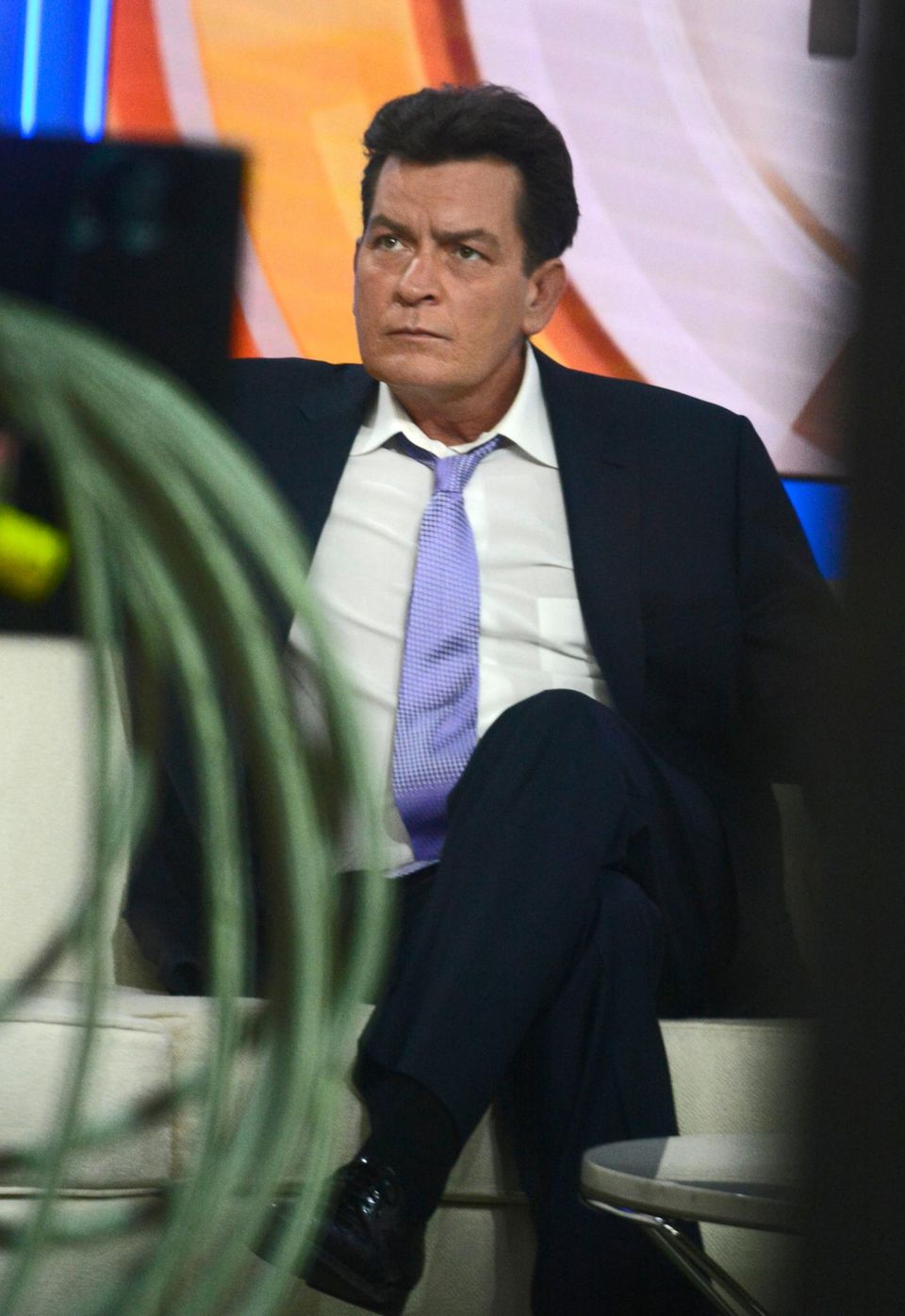 2015  Es soll ein Interview werden, das um die ganze Welt geht: Am Vormittag des 17. Novembers ist Charlie Sheen in der "Today"-Show bei Talkmaster Matt Lauer zu Gast. Hier macht er seine HIV-Erkrankung öffentlich, spricht erstmals über seine Infektion. Davor zeigt er sich sichtlich angespannt auf der Couch des Senders "NBC".
