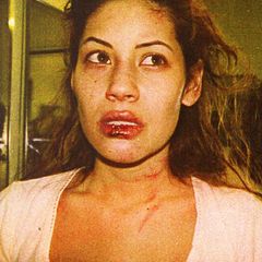 Brittany Ashland  Nach seiner Ehe findet Charlie Sheen innerhalb kürzester Zeit zu seinem Bad-Boy-Image zurück. Er kommt 1996 mit dem Pornostar Brittany Ashland zusammen, die ihn im selben Jahr noch der häuslichen Gewalt beschuldigt. Während eines Streits soll er sie so brutal geschlagen haben, dass sie mit sieben Stichen an der Lippen genäht werden muss und kurzzeitig sogar bewusstlos ist..