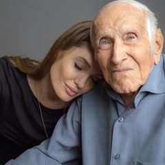 Oktober 2013: Der frühere olympische Langstreckenläufer und Kriegsheld Louie Zamperini ist die Inspiration für Angelina Jolies zweite Regiearbeit "Unbroken". Der Film erzählt Zamperinis Überlebensdrama im Zweiten Weltkrieg, als der Pilot nach einem Flugzeugabsturz 47 Tage auf einem Floß im Pazifik trieb, bevor er von Japanern gefangen genommen wurde.
