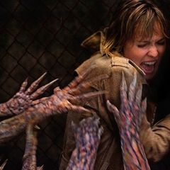 In "Silent Hill" versucht Radha Mitchell den Untoten zu entfliehen.