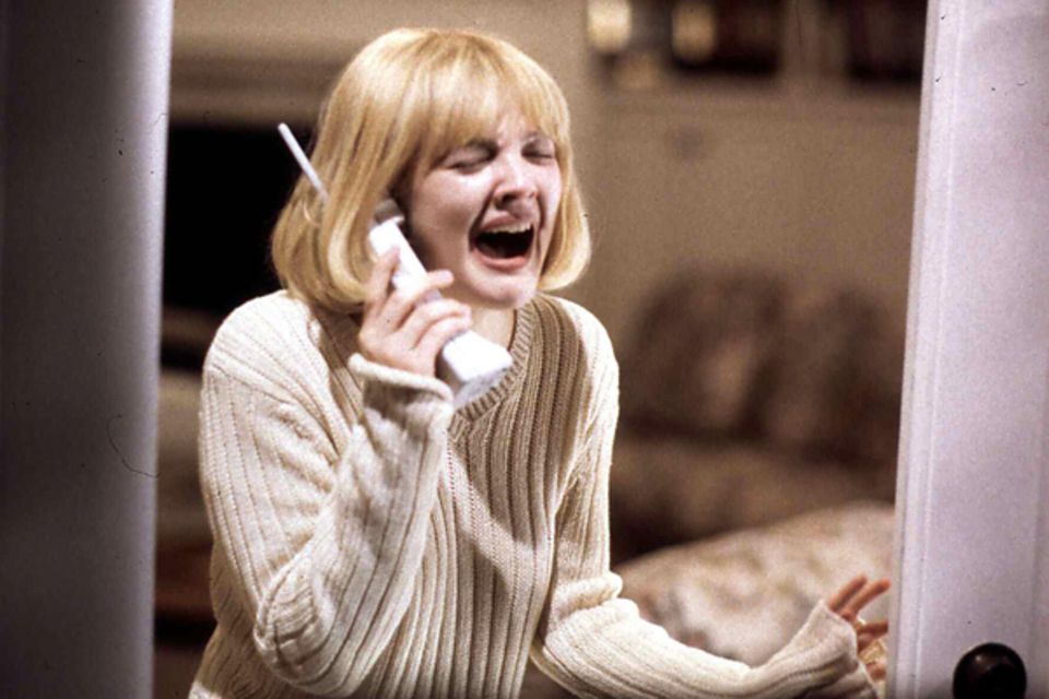 Aus der verzweifelten Drew Barrymore bricht es im Schreikultfilm "Scream" am Telefon heraus.