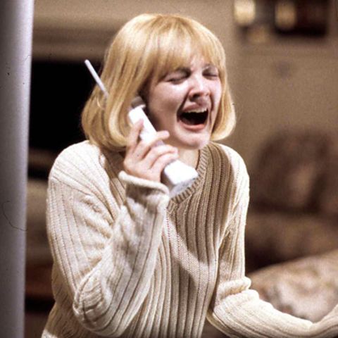 Aus der verzweifelten Drew Barrymore bricht es im Schreikultfilm "Scream" am Telefon heraus.