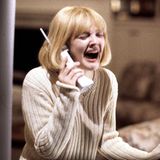 Aus der verzweifelten Drew Barrymore bricht es im Schreikultfilm "Scream" am Telefon heraus.