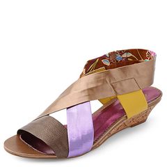 Die Mumie kehrt zurück! Und zwar in einer fröhlichen Sandalette im neuen Bandagen-Look. Besonders angesagt: der Materialmix. Mit