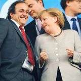 Da freut sich aber unsere Bundeskanzlerin: Deutschland gewinnt das Spiel ja auch 3:2 gegen die Türkei