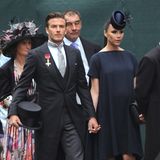 April 2011:Zu der Hochzeit von Kate und William zeigen sich auch Victoria und David Beckham von ihrer königlich schönen Seite. Passend zu den Royals trägt die Designerin ein extravagantes Head-Piece und der Star-Kicker Zylinder und Frack.