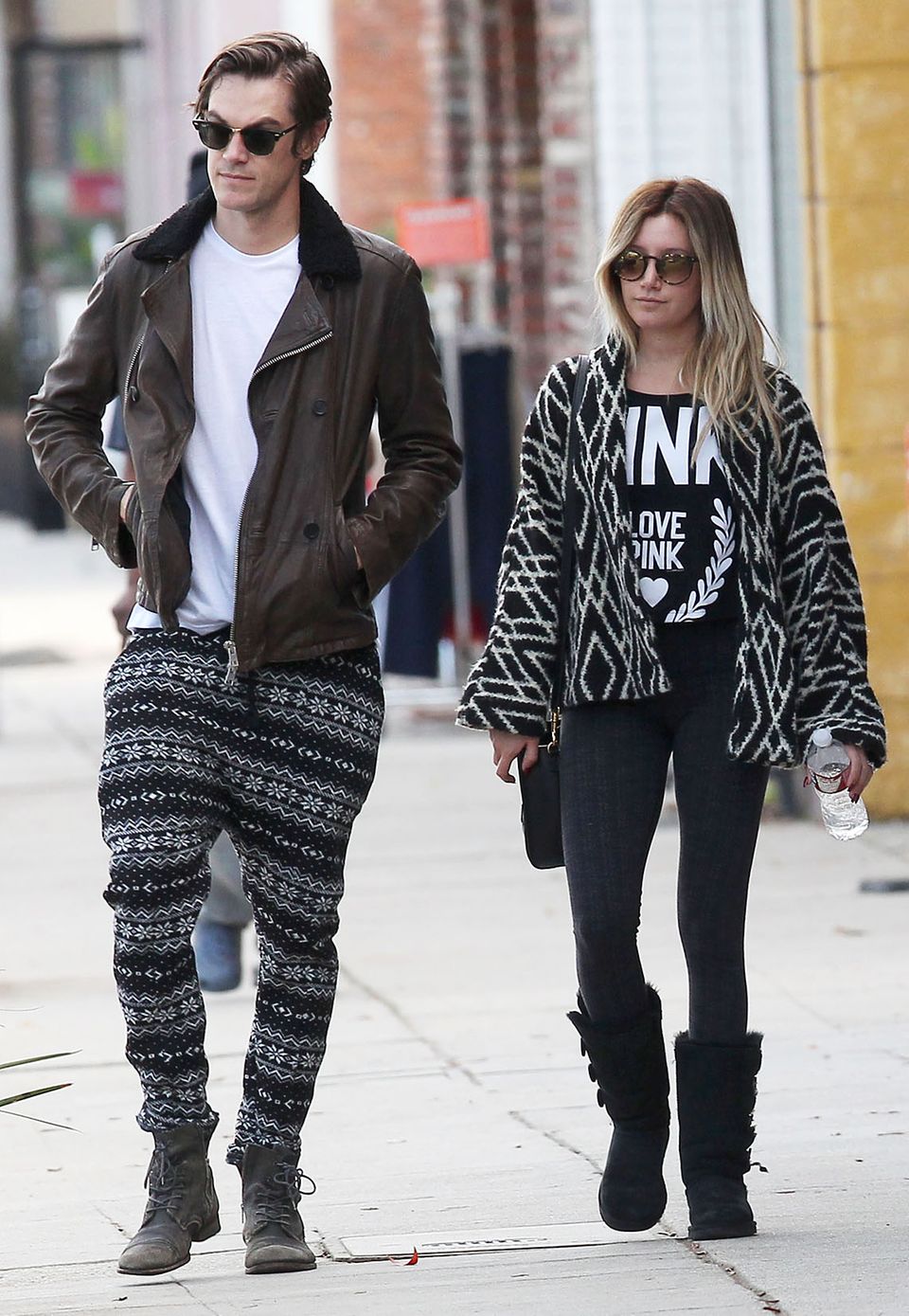 Ashley Tisdale und ihr Mann Christopher French scheinen die gleiche Vorliebe für auffällige Muster und dezente Farbgebung zu teilen. Ashley Tisdale und ihr Mann Christopher French scheinen die gleiche Vorliebe für auffällige Muster und dezente Farbgebung zu teilen.