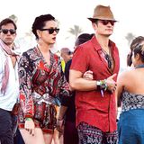 Rot wie die Liebe! Katy Perrys Paisley-Jumpsuit und Orlando Blooms Ethno-Shorts mit rotem Shirt wirken für den Besuch beim Coachella-Festival zumindest farblich doch ziemlich abgesprochen. Ein Hoch auf den Partnerlook.