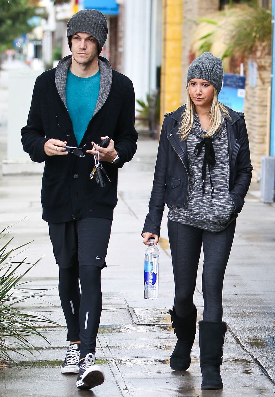 Ashley Tisdale und ihr Verlobter Christopher French gehen nicht nur gern gemeinsam zum Pilates, die beiden scheinen auch eine Vorliebe für die gleichen dunklen Farben und graue Wollmützen zu haben. Ashley Tisdale und ihr Verlobter Christopher French gehen nicht nur gern gemeinsam zum Pilates, die beiden scheinen auch eine Vorliebe für die gleichen dunklen Farben und graue Wollmützen zu haben.