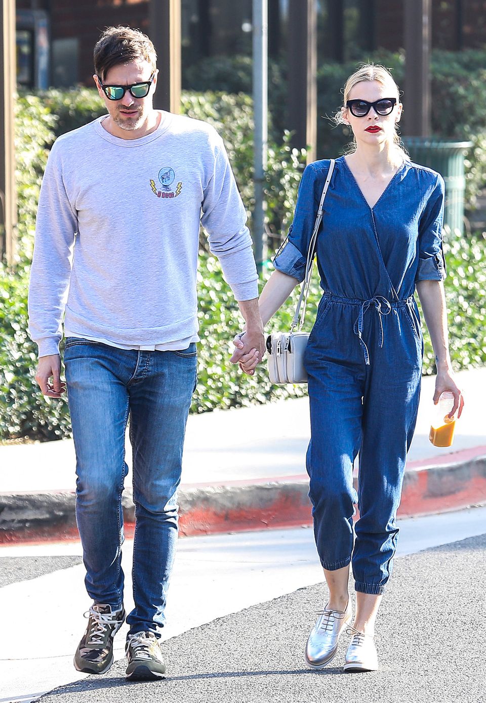 Jaime King und ihr Mann Kyle Newman ziehen händchenhaltend und im dezent abgestimmten, sportlichen Jeans-Look durch Beverly Hills. Jaime King und ihr Mann Kyle Newman ziehen händchenhaltend und im dezent abgestimmten, sportlichen Jeans-Look durch Beverly Hills.