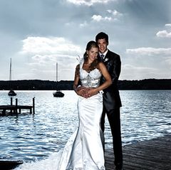 Das frisch angetraute Ehepaar Ballack vor der traumhaften Kulisse am Starnberger See