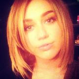 Miley twittert und fragt ihre Fans: "Habe einen anderen Haarschnitt! You likey?!" Der Fransen-Bob lässt sie in jedem Falle erwac