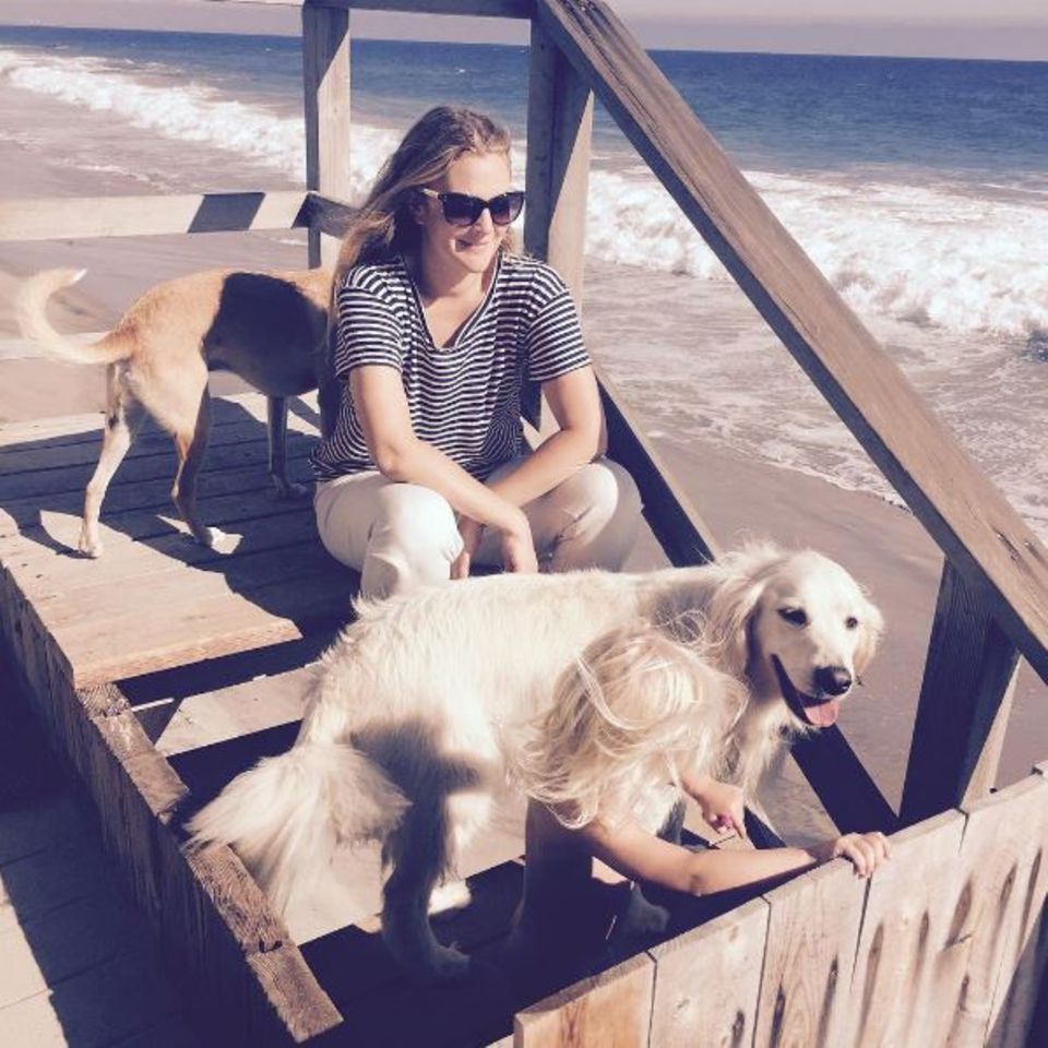 Ein wunderschöner Tag am Strand für Schauspielerin Drew Barrymore. Die Hunde dürfen da natürlich nicht fehlen. Ein wunderschöner Tag am Strand für Schauspielerin Drew Barrymore. Die Hunde dürfen da natürlich nicht fehlen.