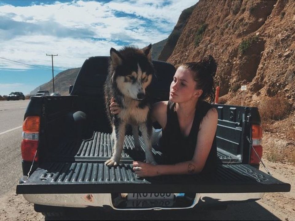 Ireland Basinger Baldwin macht Pause und genießt den Moment mit ihrem Hund. Ireland Basinger Baldwin macht Pause und genießt den Moment mit ihrem Hund.