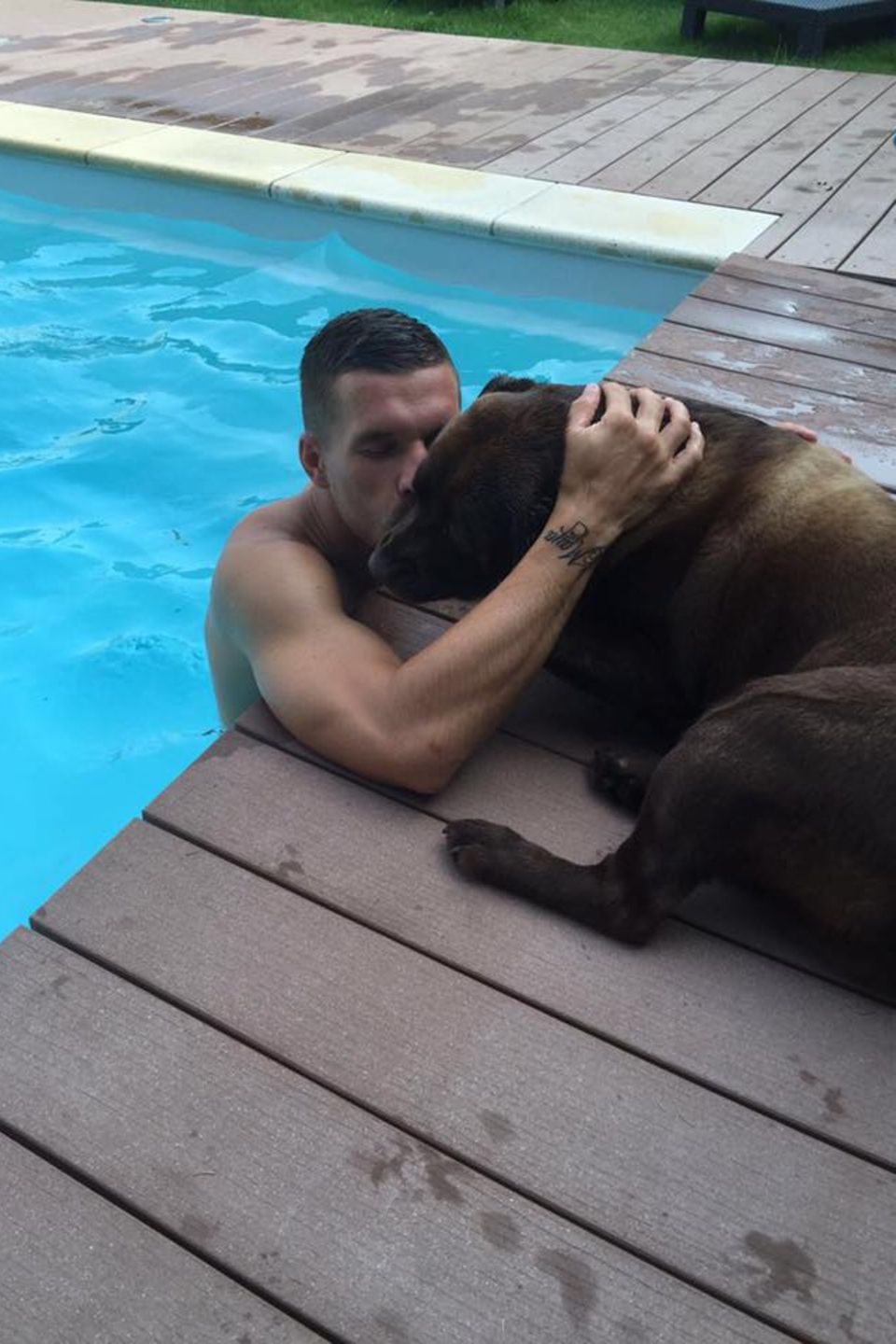 Lukas Podolski trainiert hart, um wieder sein Fitnesslevel zu erreichen. Dabei hilft ihm der Familienhund, der ihn vom Beckenrand anfeuert oder mit Kuscheleinheiten belohnt. Lukas Podolski trainiert hart, um wieder sein Fitnesslevel zu erreichen. Dabei hilft ihm der Familienhund, der ihn vom Beckenrand anfeuert oder mit Kuscheleinheiten belohnt.