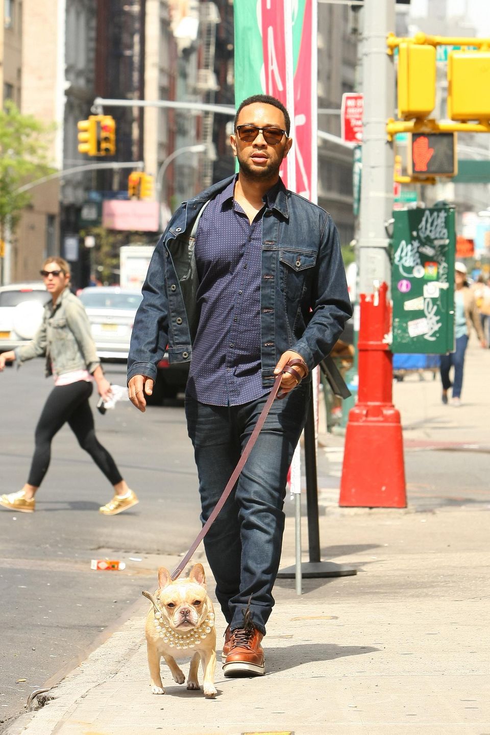 John Legend geht mit dem Familienhund Puddy durch Manhattans Stadtteil Soho.
