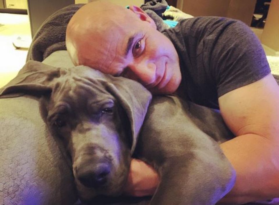 Andre Agassi macht es sich mit seinem Hund auf dem Sofa gemütlich.