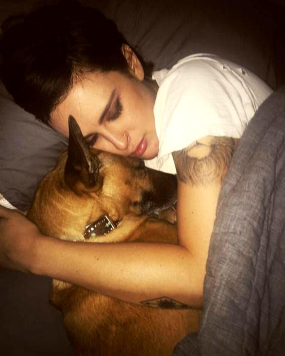 Ein Herz und eine Seele: Rumer Willis hält mit ihrem Schäferhund ein Nickerchen. Ein Herz und eine Seele: Rumer Willis hält mit ihrem Schäferhund ein Nickerchen.