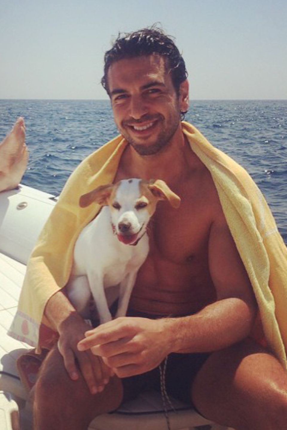 Elyas M'Barek teilt dieses Foto auf Instagram und schreibt dazu: "I am on a Schlauchboot. Kein Plan, was der Hund hier macht."