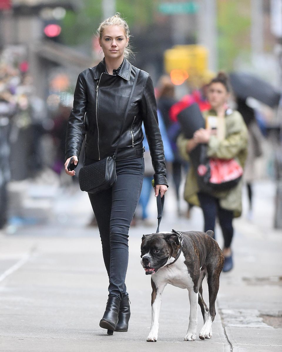 Model Kate Upton geht mit ihrem Hund Harley in New York Gassi.