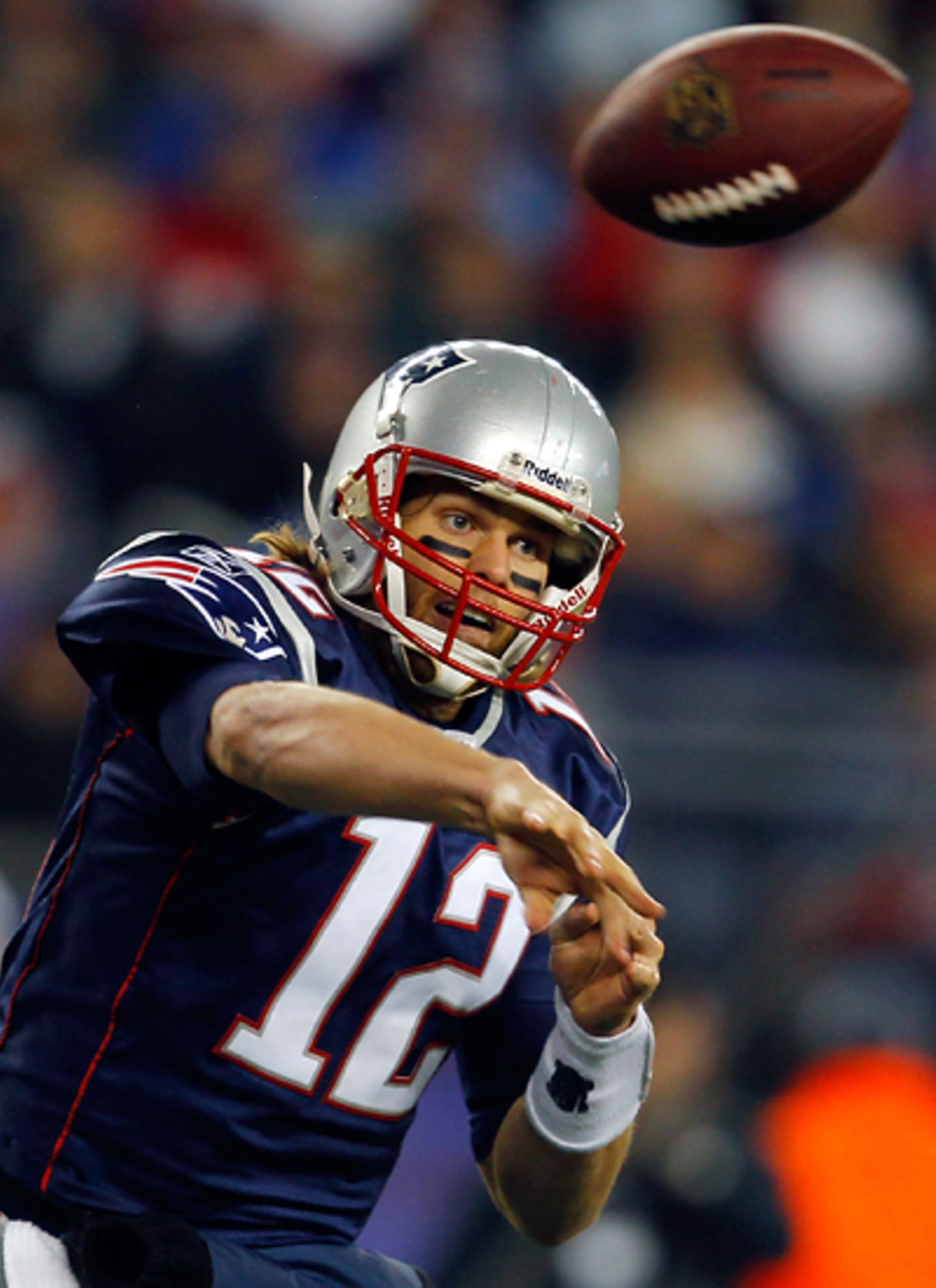 Und so sieht Tom Brady in seiner Arbeitskleidung aus: Er ist US-amerikanischer Footballspieler für die New England Patriots auf