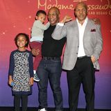 Bei Madame Tussauds in Las Vegas freut sich der ehemalige Schwergewichtsboxer Mike Tyson über seine erste Wachsfigur. Seinem Sohn ist das Ganze nicht geheuer - er verkriecht sich lieber auf Papa's Arm.