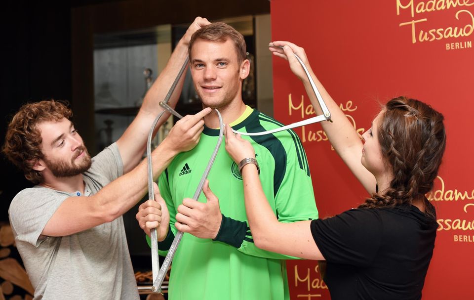 Welttorhüter Manuel Neuer bekommt eine Wachsfigur bei Madame Tussauds in Berlin. Dafür wird beim sogennanten Sitting Maß genommen. Es werden Fotos gemacht und die Augenfarbe, die Haut und die Haare mit Farbskalen abgestimmt. Welttorhüter Manuel Neuer bekommt eine Wachsfigur bei Madame Tussauds in Berlin. Dafür wird beim sogennanten Sitting Maß genommen. Es werden Fotos gemacht und die Augenfarbe, die Haut und die Haare mit Farbskalen abgestimmt.