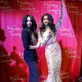 Conchita Wurst posiert liebevoll mit ihrer neuen Wachfigur im Wiener Kabinett.