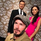 David Beckham bei Madame Tussauds: Der ehemalige Fußballstar hat ein bezauberndes Wachsfigurenpärchen gefunden. "Etwas haariger heute, ich natürlich, nicht meine Frau." - scherzt Becks.