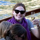 Jennifer Garner + Ben Affleck: 7. Mai 2016 Prost! Jennifer genießt ein Glas Champagner, bevor sie auf der Seine losschippert. Bestätigt ihr Strahlen die Gerüchte um ein mögliches Liebescomeback mit Ben Affleck?