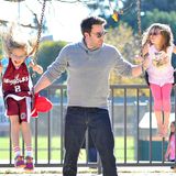 24. November 2013   Ben Affleck verbringt den Nachmittag mit seinen Töchtern in einem Park in Pacific Palisades.