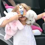 21. April 2013  Während Mama Jennifer Garner ein paar Besorgungen in Santa Monica erledigt, spielt Violet Affleck mit den Paparazzi Verstecken.