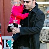 25. Oktober 2012: Ben Affleck trägt seine jüngste Tochter Seraphina durch Brentwood. Die Kleine guckt noch etwas unsicher über i