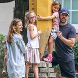 29. Juli 2015 Auch wenn Jennifer Garner und Ben Affleck ihre Scheidungspläne bereits vor gut einem Monat öffentlich verkündet haben, setzen sie noch immer auf ein intaktes Familienleben. Gemeinsam mit ihren drei Kindern Violet, Seraphina und Samuel haben sie bei einem Wochenend-Trip viel Spaß in Atlanta.