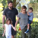 21. August 2015  Mit der gesamten Familie samt Hund machen Ben Affleck und Jennifer Garner einen Spaziergang.