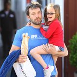 10. April 2014 Ben Affleck geht mit Tochter Seraphina in Brentwood einkaufen.