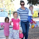 15. Juli 2013  Jennifer Garner hat ihre Rasselbande beisammen und ist mit Seraphina, Violet und Samuel auf dem Weg zu einem Spielplatz in Brentwood ...
