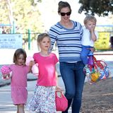 15. Juli 2013 Jennifer Garner hat ihre Rasselbande beisammen und ist mit Seraphina, Violet und Samuel auf dem Weg zu einem Spielplatz in Brentwood ...