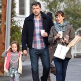 6. Februar 2014  Zusammen mit Tochter Seraphina gehen Ben Affleck und Jennifer Garner im "Brentwood Country Mart" frühstücken.