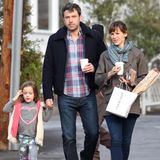 6. Februar 2014 Zusammen mit Tochter Seraphina gehen Ben Affleck und Jennifer Garner im "Brentwood Country Mart" frühstücken.