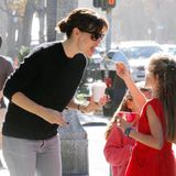 9. Februar 2015  Jennifer Garner wird von Tochter Violet in Brentwood mit Frozen Yogurt gefüttert.