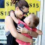 30. September 2016  Bei einem Ausflug mit Samuel in Brentwood strahlt Jennifer Garner vor Glück und wirbelt ihren Sohn durch die Lüfte.