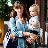 19. November 2013 Jennifer Garner trägt ihren süßen Sohn Samuel in Brentwood zur Krabbelgruppe.